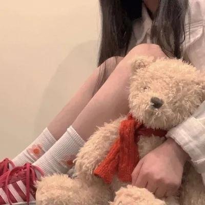 演唱会后台实拍：实力派歌手机场牵手女助理，公司火速否认