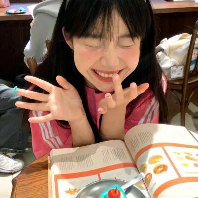 独家爆料：实力派歌手机场牵手女助理，经纪人连夜公关，三天三夜